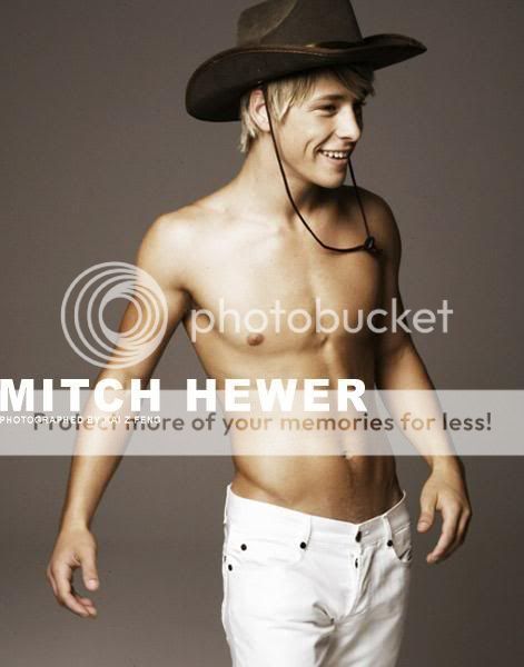 Fotos de Mitch Hewer sin camise...